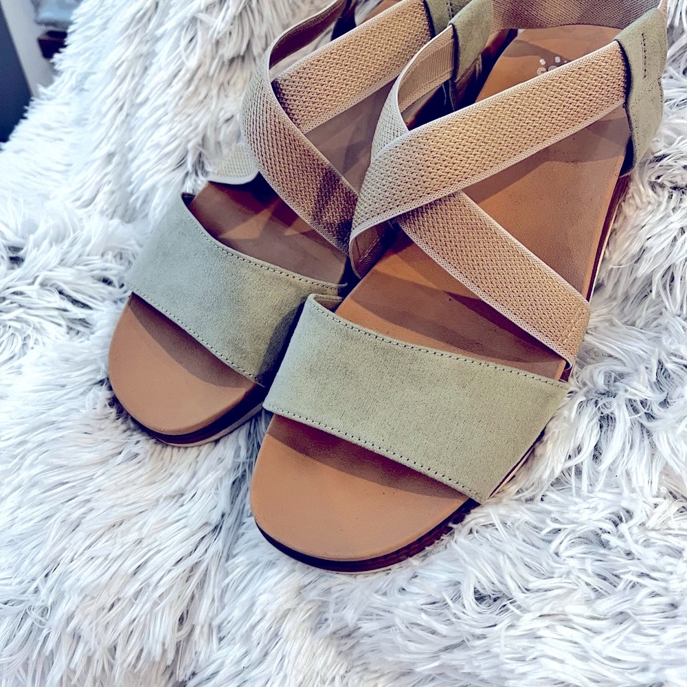 Women's memory foam Islander Sandal size 11